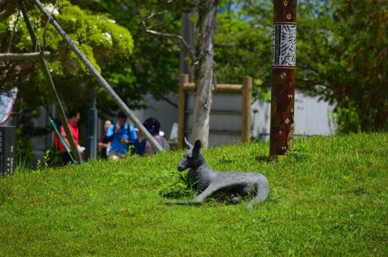 カンガルー広場 寝そべるカンガルー像