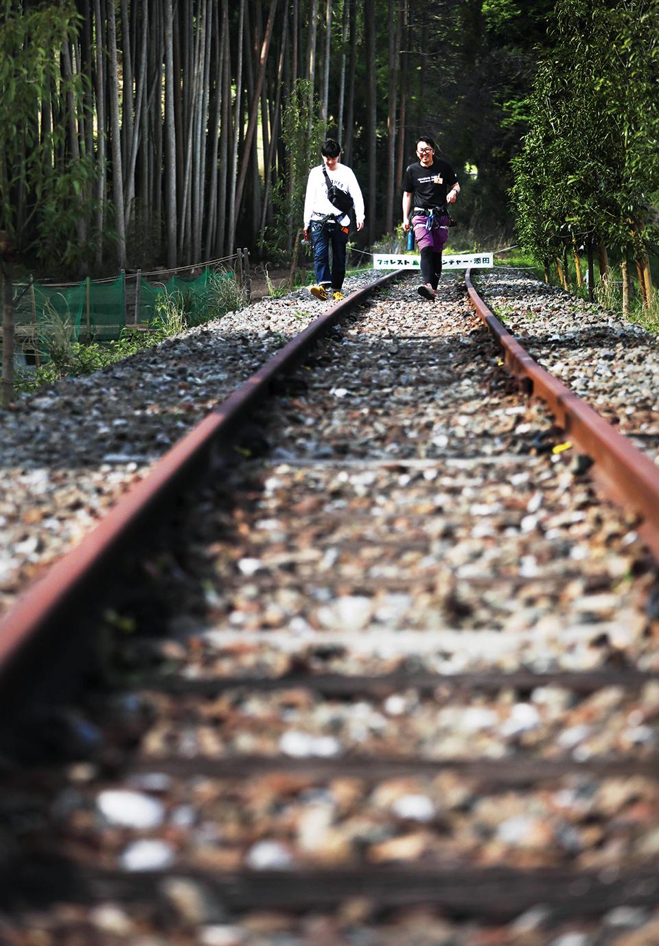 画像：線路を歩いている人