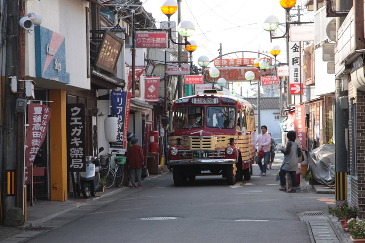 昭和の町 ボンネットバス